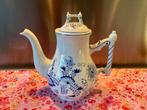 Witte porseleinen theepot met blauwe bloemmotieven, Antiek en Kunst, Antiek | Keramiek en Aardewerk, Ophalen of Verzenden