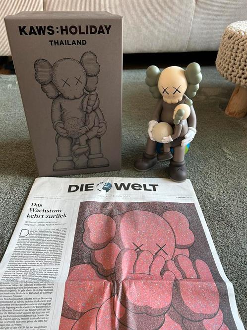 KAWS:HOLIDAY THAILAND - BROWN (Ready to ship), Antiek en Kunst, Kunst | Designobjecten, Ophalen of Verzenden