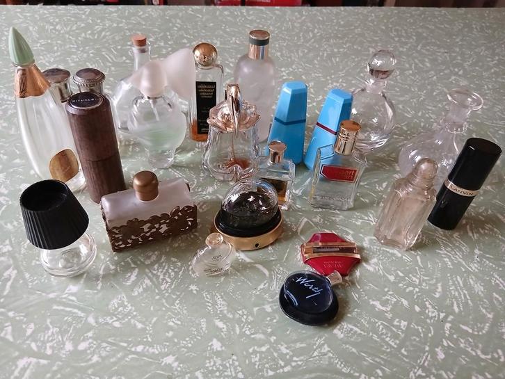 Lege parfumflesjes verzameling - 23 stuks, Verzamelen, Parfumverzamelingen, Gebruikt, Parfumfles, Gevuld, Ophalen of Verzenden