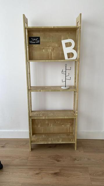 Ikea faux-wood boekenkas beschikbaar voor biedingen