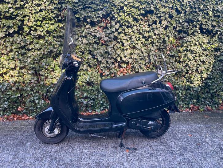 AGM VX50, Fietsen en Brommers, Scooters | Piaggio, Zo goed als nieuw, Benzine, Ophalen