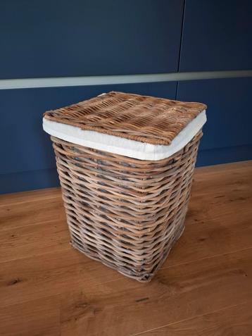 Rieten wasmand in nieuwstaat beschikbaar voor biedingen