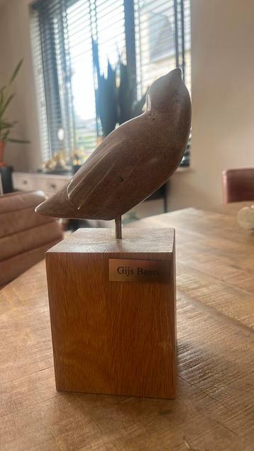 Gijs Baars kunst Vogel (steen)op sokkel beschikbaar voor biedingen