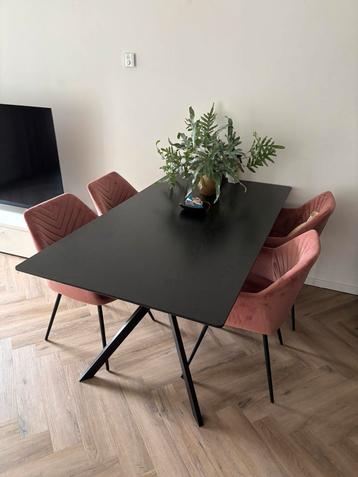 Zwarte tafel beschikbaar voor biedingen