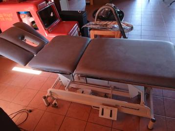 Elektrische behandel tafel manumed beschikbaar voor biedingen