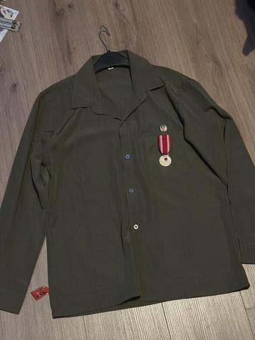 Noord korea uniform met pin en medialle beschikbaar voor biedingen