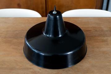 Vintage kunststof fabriekslamp beschikbaar voor biedingen