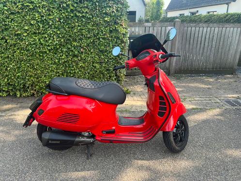 Vespa gts 300 custom bomvol 2300 km!, Fietsen en Brommers, Snorfietsen en Snorscooters, Zo goed als nieuw, Vespa, Benzine, Ophalen of Verzenden
