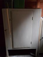 Kastje op poten.            Oudje.        Breedte: 100 cm., Ophalen of Verzenden, Gebruikt