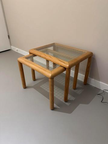 Vintage designer bijzettafels / eikenhout & glas beschikbaar voor biedingen