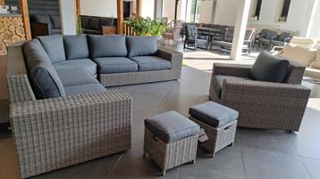Robuuste wicker hoekloungeset beschikbaar voor biedingen