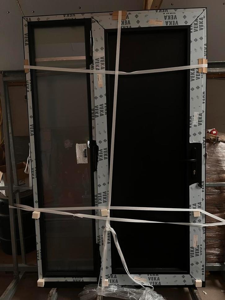 Kunststof Voordeur met zijlicht, Veka Profiel, Mat Zwart, Doe-het-zelf en Verbouw, Deuren en Horren, Nieuw, Buitendeur, 215 cm of meer
