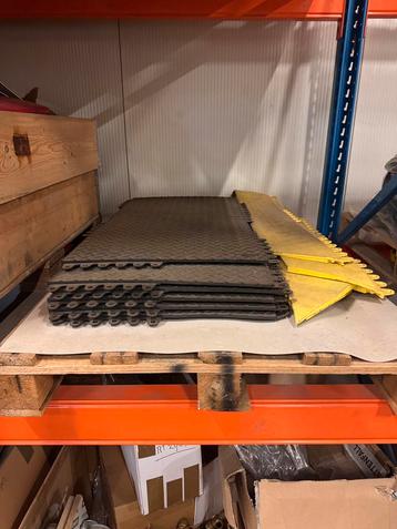 Rubber matten beschikbaar voor biedingen