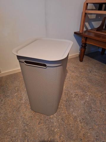 Hoge grijze hard plastic wasmand