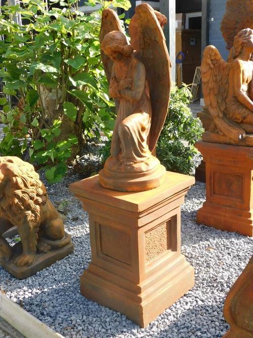 Engel - weerbestendig, knielend, op sokkel XXL, vol steen, f, Tuin en Terras, Tuinbeelden, Engelenbeeld, Steen, Ophalen of Verzenden