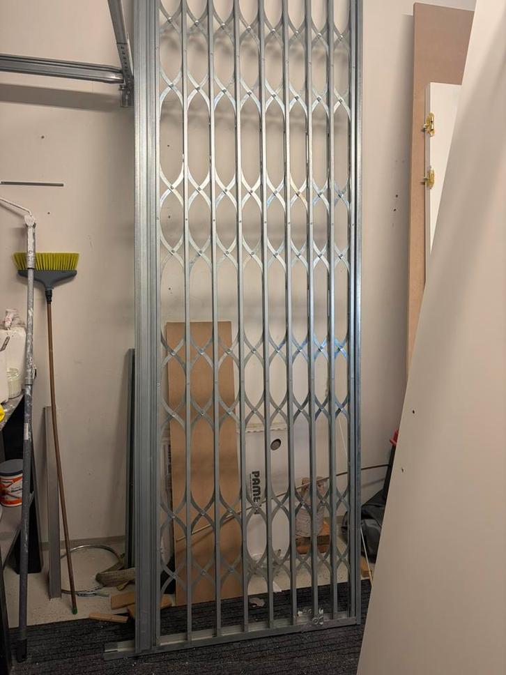Uitschuifbaar schaardeur/beveiligingsdeur, Doe-het-zelf en Verbouw, Deuren en Horren, Zo goed als nieuw, 200 tot 215 cm, Ophalen