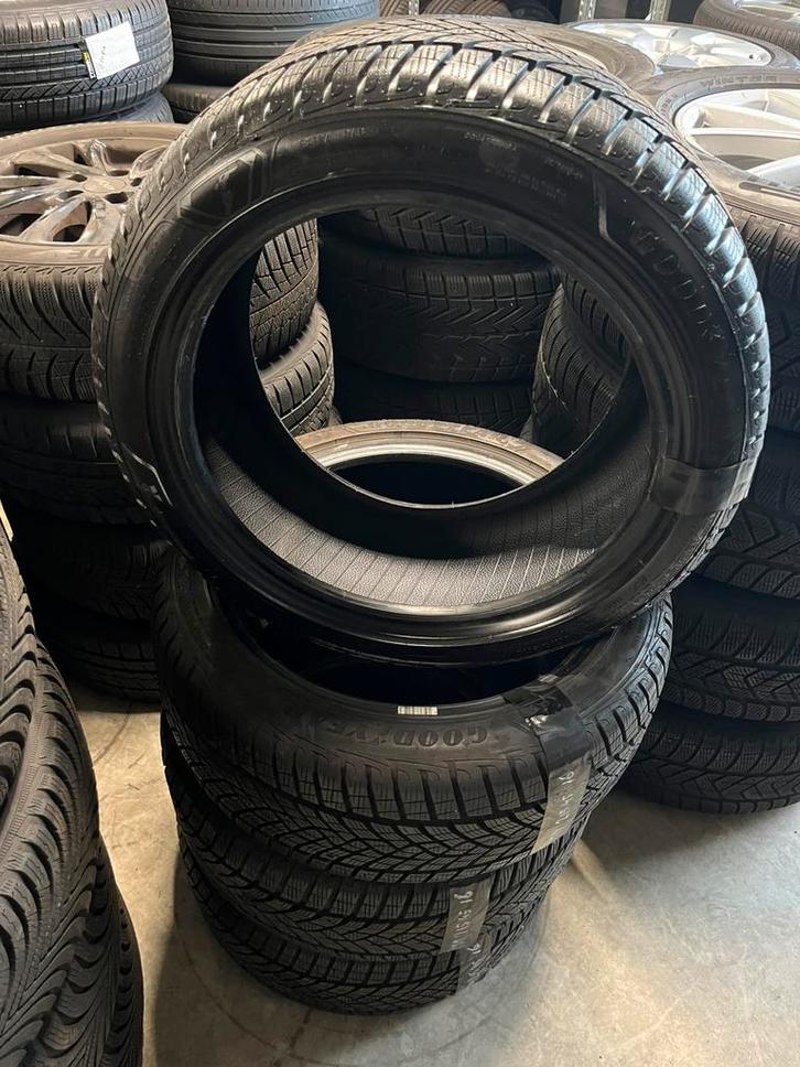 Winterbanden 215 45 16 Goodyear 2x7 2x8mm profiel, Auto-onderdelen, Banden en Velgen, Band(en), Winterbanden, 16 inch, 215 mm