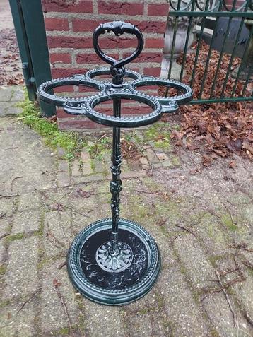 Gietijzeren donkergroene paraplu standaard. beschikbaar voor biedingen