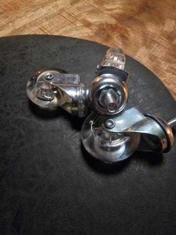 Wieltjes voor draaistoel beschikbaar voor biedingen