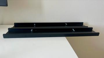 2 wandplankjes zwart 60cm breed, 9cm diep beschikbaar voor biedingen