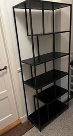 Zwarte metalen kast met houten planken - zgan, Ophalen, Zo goed als nieuw