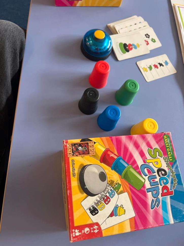 Speed Cups Stapelgekke - Leuk Gezelschapsspel! Incompleet, Hobby en Vrije tijd, Gezelschapsspellen | Bordspellen, Zo goed als nieuw