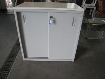 Dossiekastje metaal/hout, hoog 76, breed 75, diep 45 beschikbaar voor biedingen