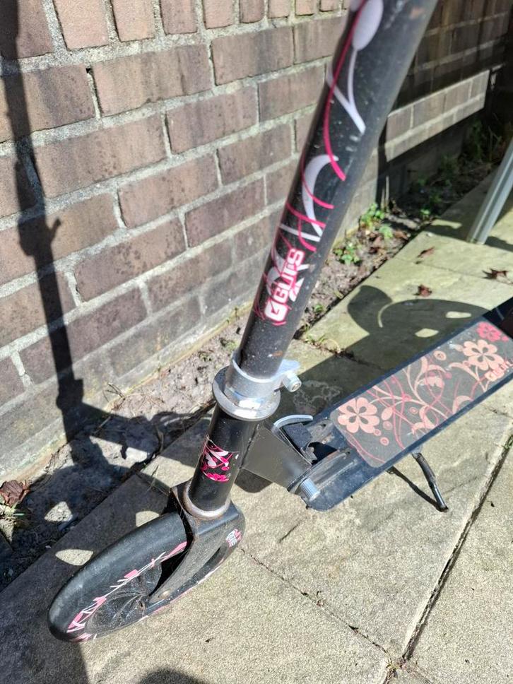 Gebruikte step met bloemenmotief, Kinderen en Baby's, Speelgoed | Buiten | Voertuigen en Loopfietsen, Gebruikt, Overige typen