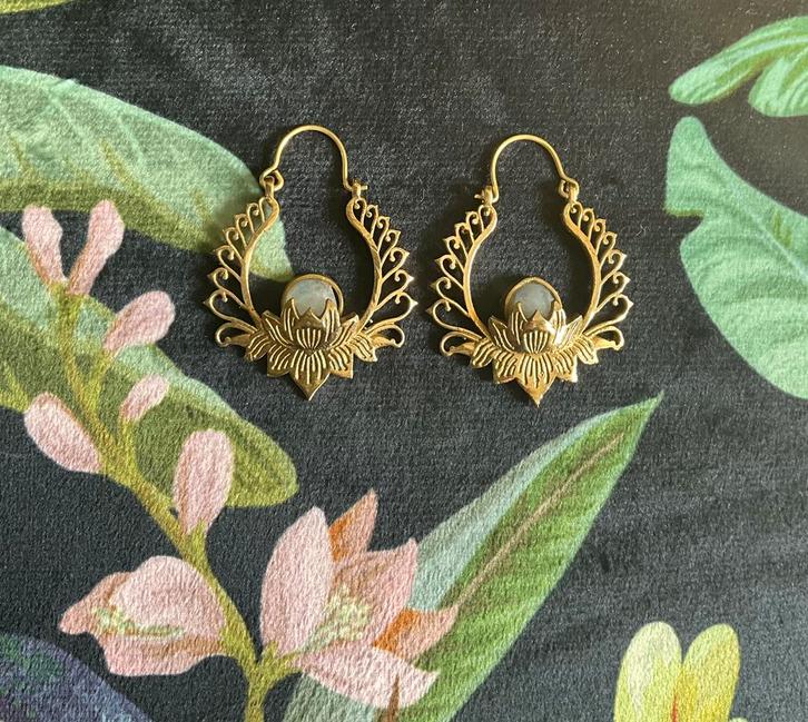 Mandala Lotus bloem oorbellen met maansteen, Sieraden, Tassen en Uiterlijk, Oorbellen, Zo goed als nieuw, Hangers, Overige materialen