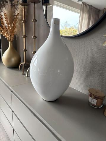 Grote Witte Design Vaas beschikbaar voor biedingen