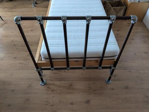 Stevig bed 90x200, verstelbare lattenbodem, hout+steigerbuis, Huis en Inrichting, Slaapkamer | Bedden, Zo goed als nieuw, Eenpersoons
