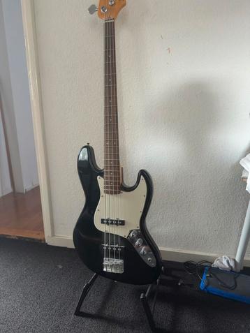 Basgitaar met versterker. beschikbaar voor biedingen