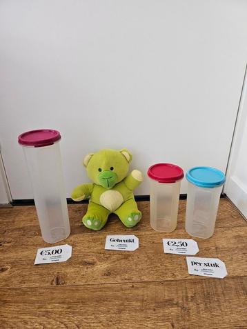 * Tupperware ronde ruimtespaarders gekleurd beschikbaar voor biedingen