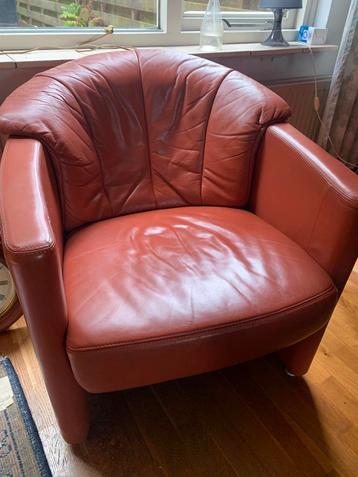 Bruin rode fauteuil beschikbaar voor biedingen