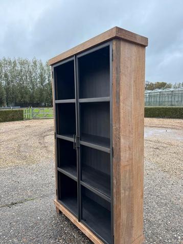 Robuuste Houten Kast met Industriële Deuren - Verhuizing beschikbaar voor biedingen