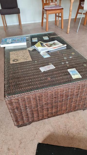 Rotan Salontafel met Glasplaat beschikbaar voor biedingen
