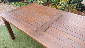 Mooie houten tuintafel  beschikbaar voor biedingen