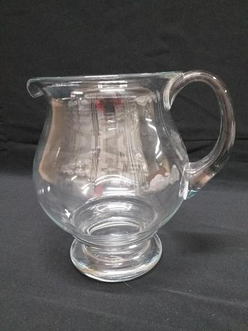 Sierlijke, bolvormige, glazen karaf beschikbaar voor biedingen