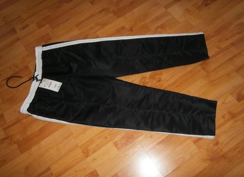 Mooie Zara joggingbroek mt M zwart glans mt witte zijbies nw, Kleding | Dames, Broeken en Pantalons, Nieuw, Zwart, Lang, Ophalen of Verzenden