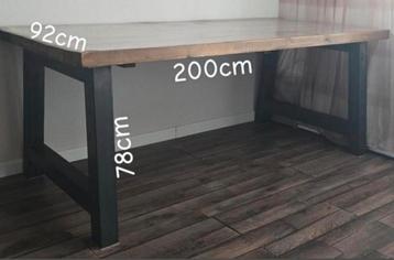 Stevige kwalitatieve eettafel voor zowel binnen als buiten beschikbaar voor biedingen