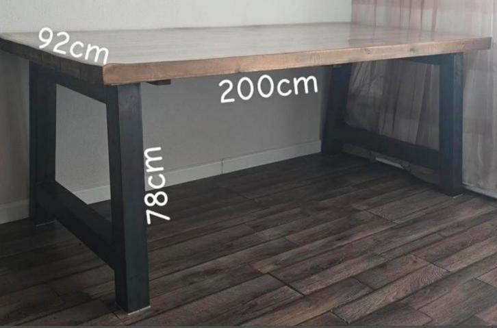 Stevige kwalitatieve eettafel voor zowel binnen als buiten, Huis en Inrichting, Tafels | Sidetables, Zo goed als nieuw, 25 tot 50 cm