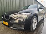 BMW 1-serie 116i Executive Automaat Nieuwe APK, Auto's, BMW, Gebruikt, 4 cilinders, Zwart, 650 kg