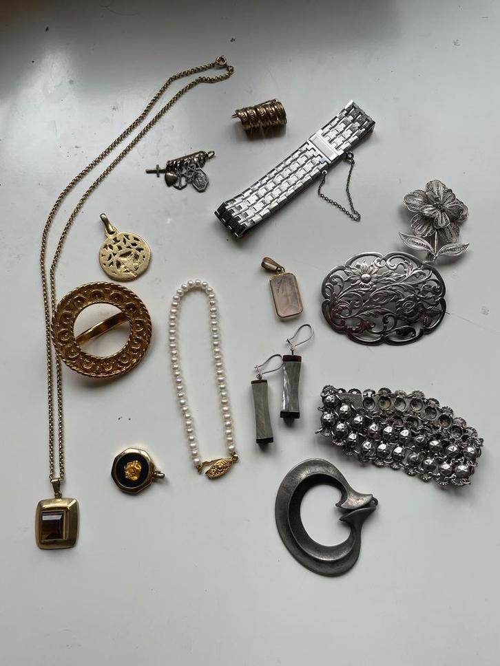 Lot diverse sieraden: parels, zilver, broches, Sieraden, Tassen en Uiterlijk, Armbanden, Gebruikt, Zilver, Met bedels of kralen