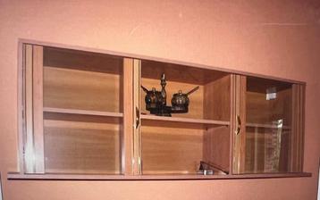 Vitrinekast voor aan de muur – met glazen deurtjes beschikbaar voor biedingen
