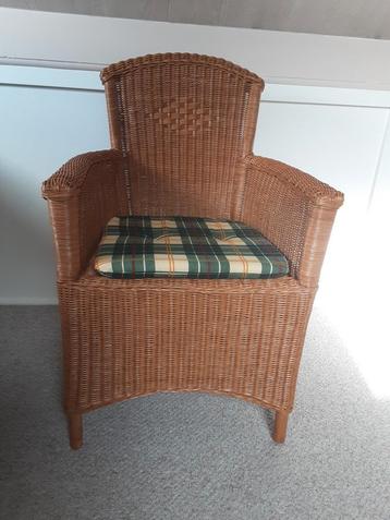 4 rotan stoelen met zitkussens  beschikbaar voor biedingen