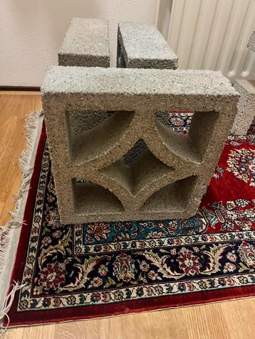 Patio beton  blokken 12 stuks en 2 halve beschikbaar voor biedingen