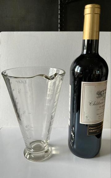 Oude glazen maatbeker voor 0,5 liter én suiker, zout, rijst. beschikbaar voor biedingen
