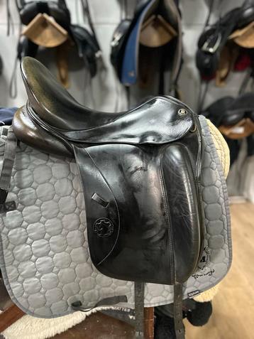 Henning dressuurzadel 16” beschikbaar voor biedingen