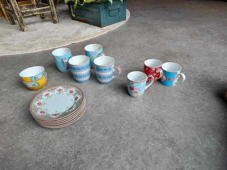 Leuk Pip Servies met Bloemenmotief, Huis en Inrichting, Keuken | Servies, Gebruikt, Kop(pen) en/of Schotel(s), Overige stijlen