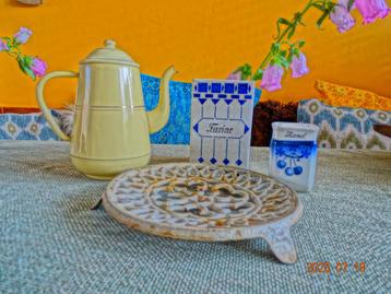 LOTJE BROCANTE FRANSE KEUKENSPULLEN-EMAILLE KOFFIEPOT beschikbaar voor biedingen